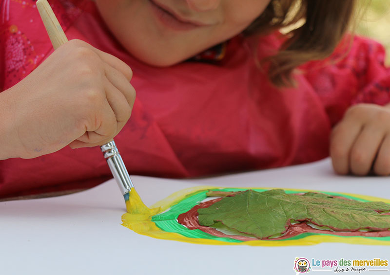 Contour d'une feuille d'automne avec de la peinture