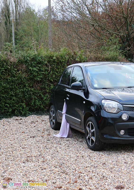 couverture coincée dans la porte de la voiture 