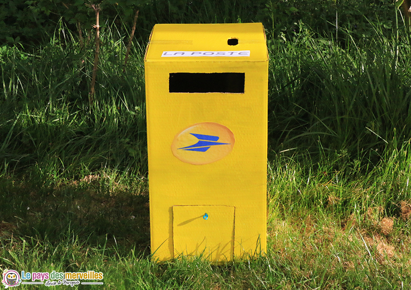 Boite aux lettres avec un grand carton