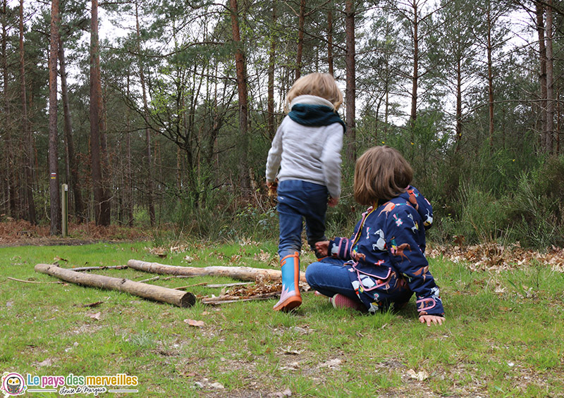 Fabriquer un parcours sensoriel en forêt