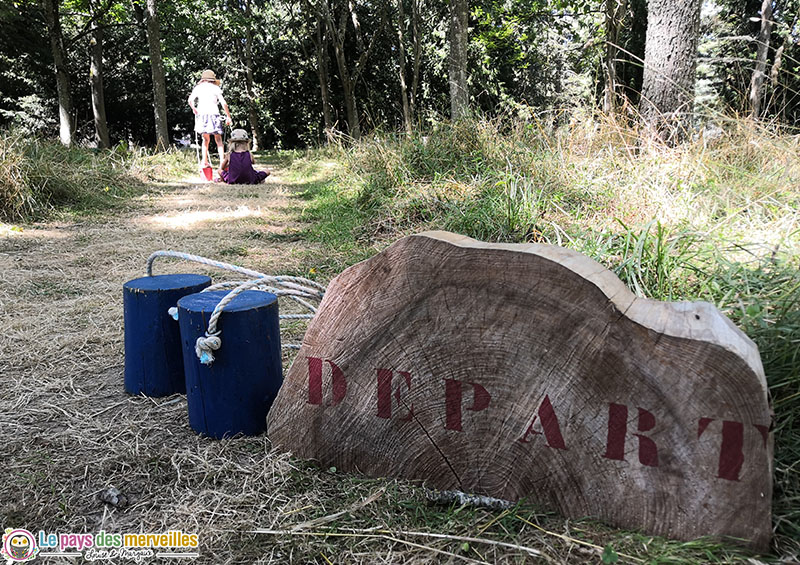 échasses avec des rondins de bois 