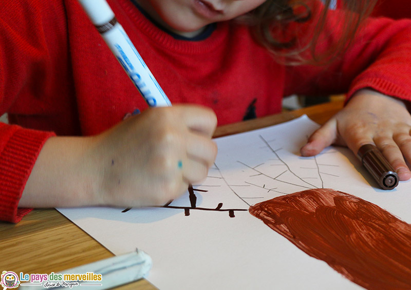 Dessiner les branches d'un arbre avec un feutre marron