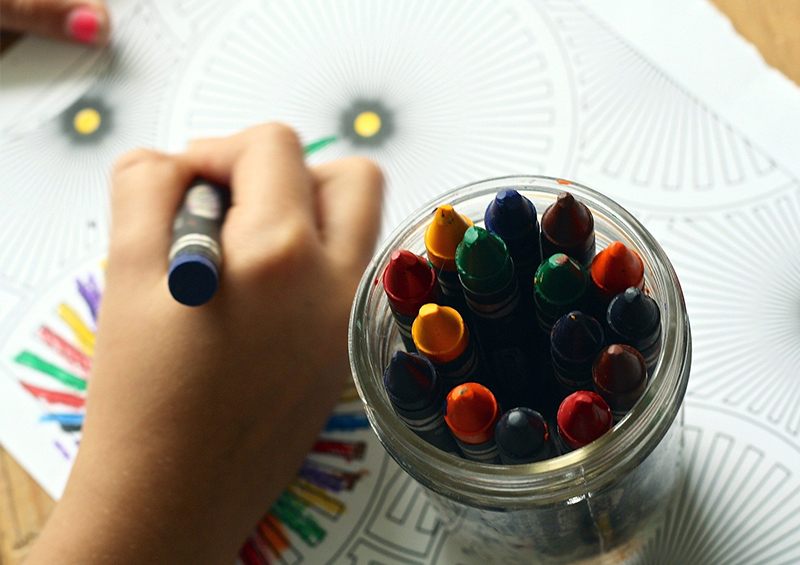 dessin au crayon dans l'environnement scolaire