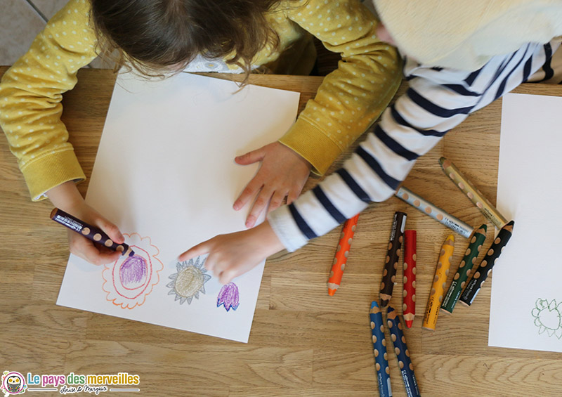 Dessiner des fleurs avec des crayons aquarellables