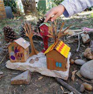 Activité manuelle cabane en carton dans les arbres