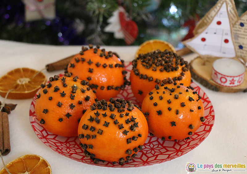 clous de girofle plantés dans une orange