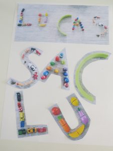 Alphabet avec des jouets 