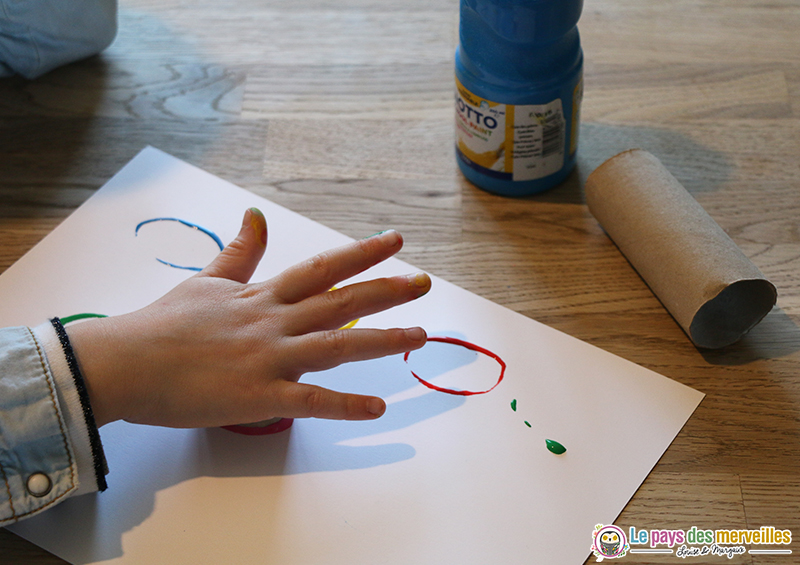 empreintes à la peinture avec rouleau de papier toilette