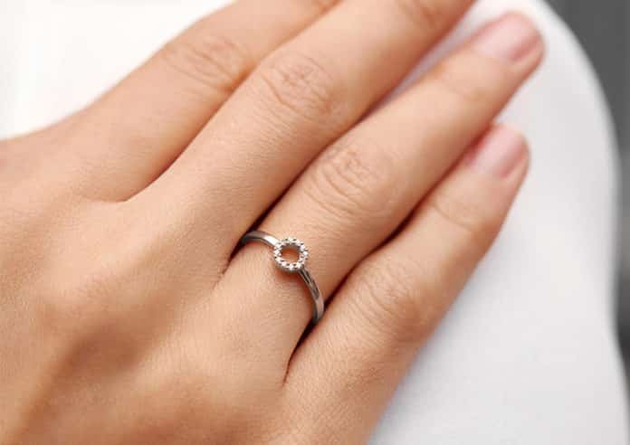 Bague de promesse : symbole d'amour et d'engagement