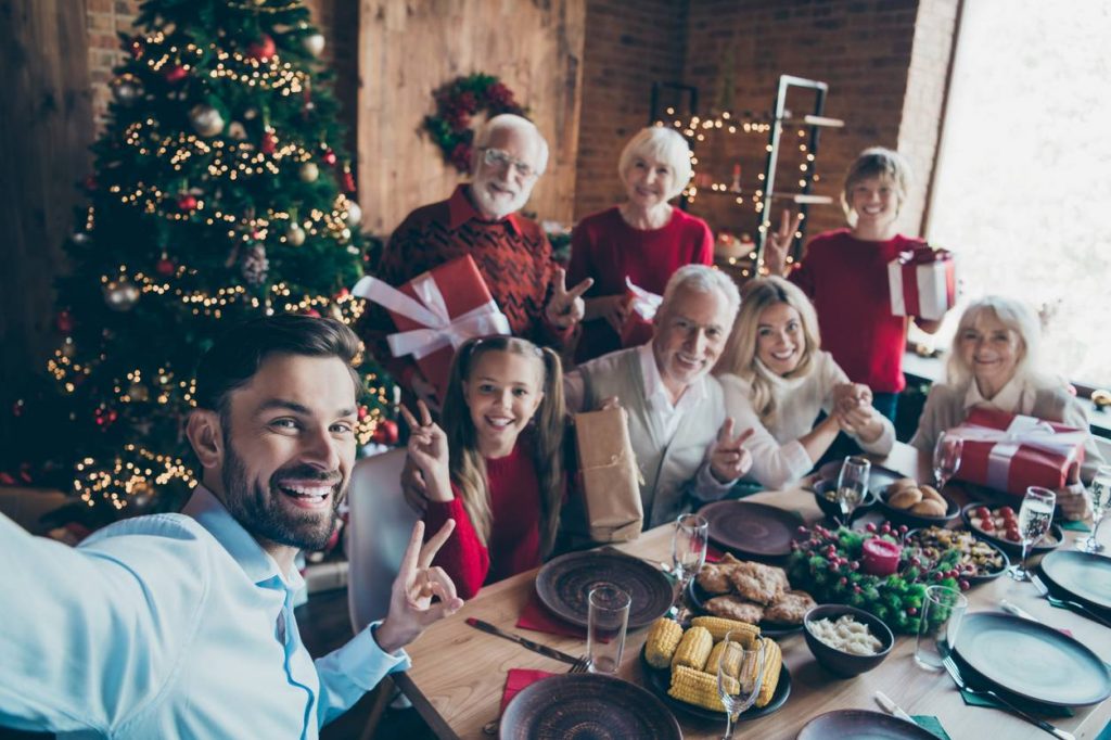 Réunion de famille fête de Noël