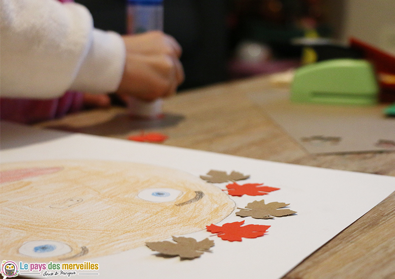 Collage de feuilles d'arbre en papier