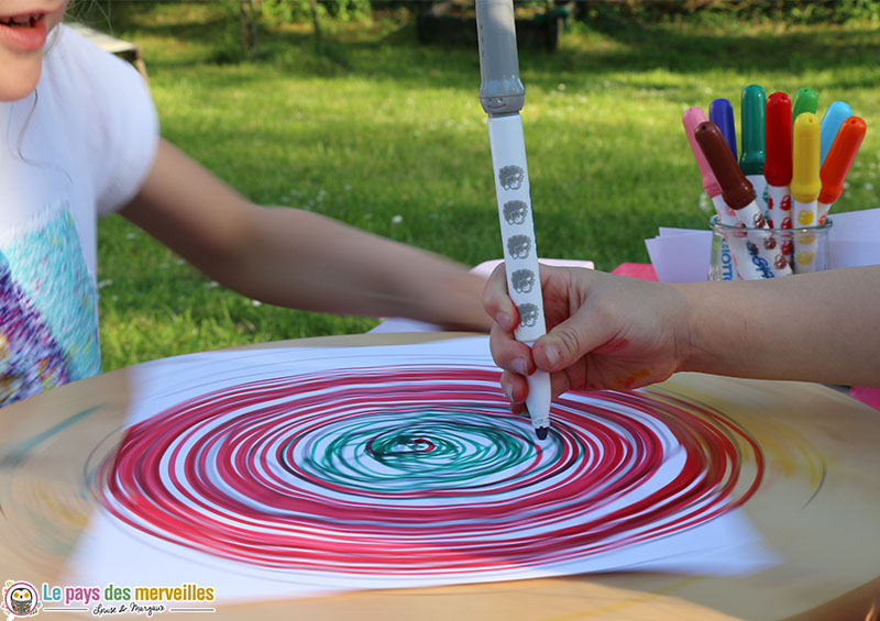 Dessiner des spirales au feutre avec un plateau qui tourne