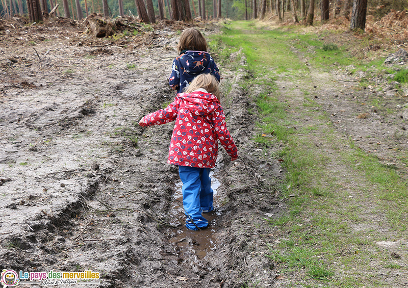 Enfants qui marchent dans la boue