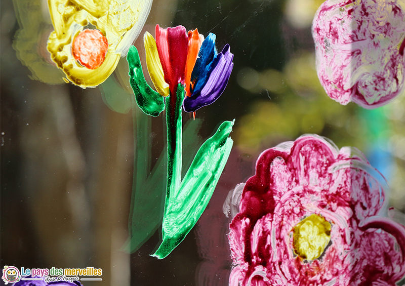 fleurs en peinture sur les vitres