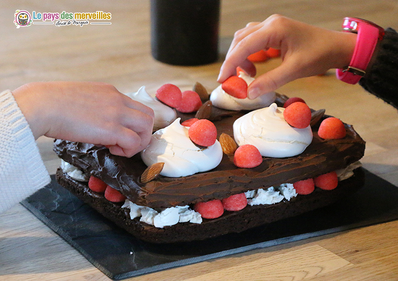 Gâteau au chocolat, meringue et fraises Tagada