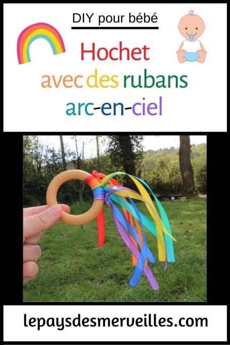 Hochet avec des rubans arc-en-ciel pour bébé