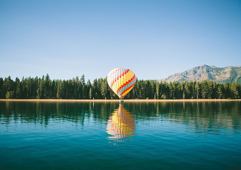 montgolfière posée au bord d'un lac