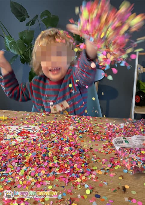 jouer avec des confettis