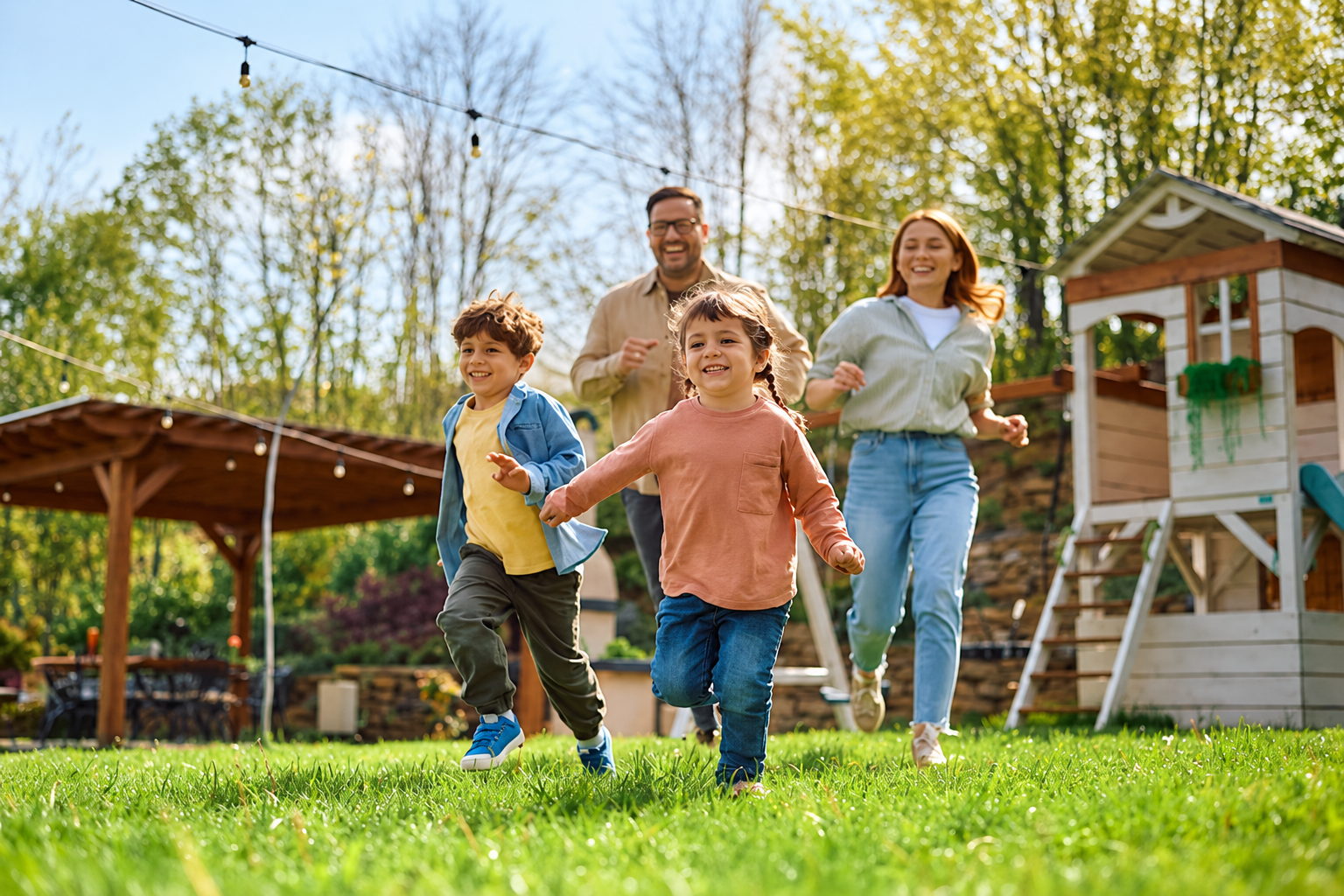 Enfants courant et jouant dans un jardin familial