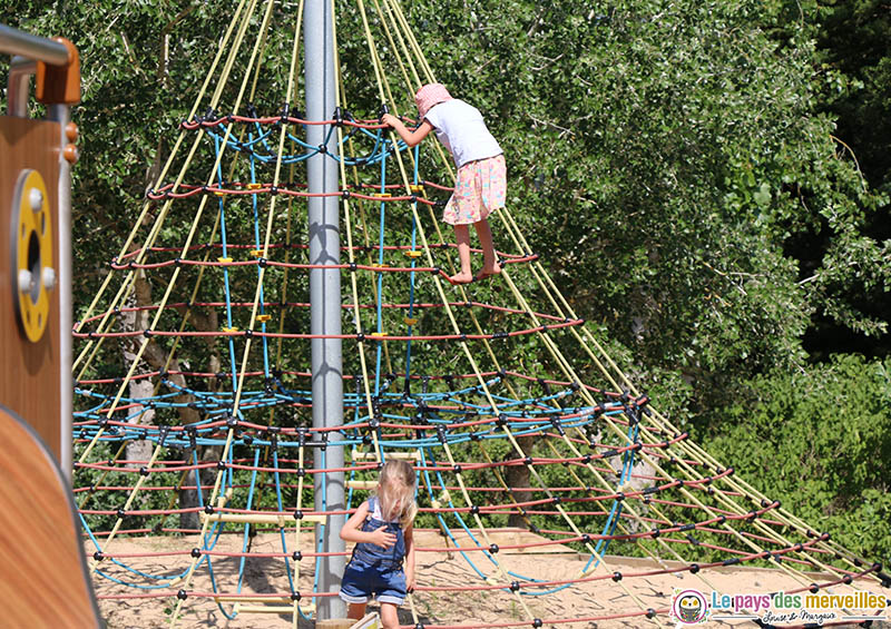 Structure de jeux araignée à la plage des tonnelles de Saint Jean de Monts