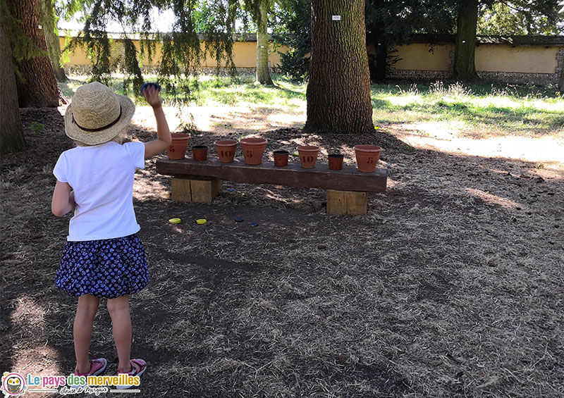 Jeu de lancer dans des pots en terre cuite