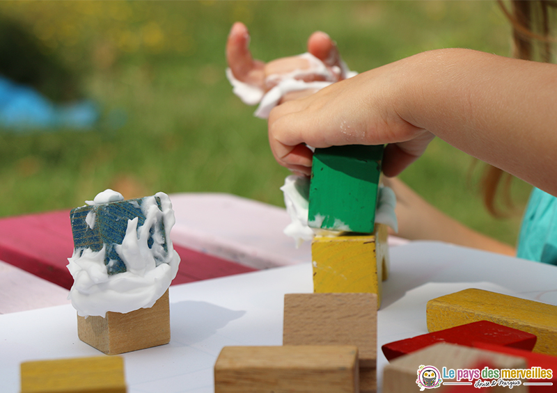 jeu de construction avec de la mousse à raser et des cubes