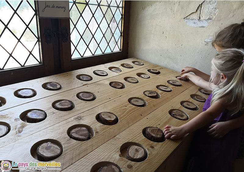 Jeu de mémory avec des bûchettes en bois