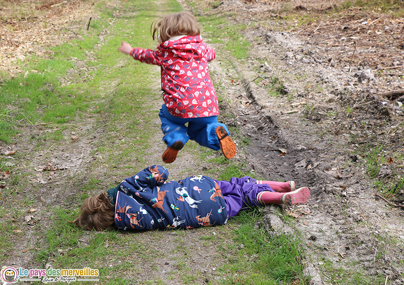 Jeu entre soeurs en forêt 