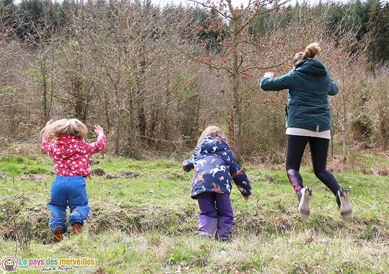 Jeu en famille en forêt