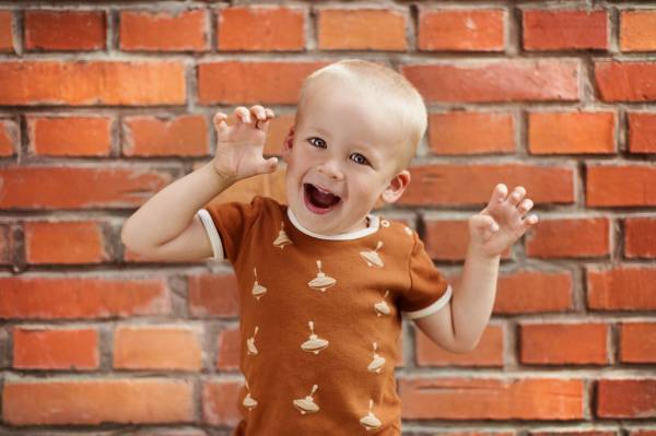 jouer avec les enfants, mimes et grimaces