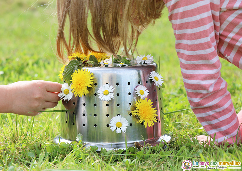 Motricité fine avec une passoire et des fleurs du jardin