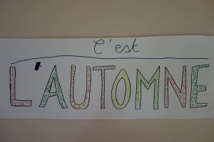 Décorer le mot "automne" avec des motifs de graphisme