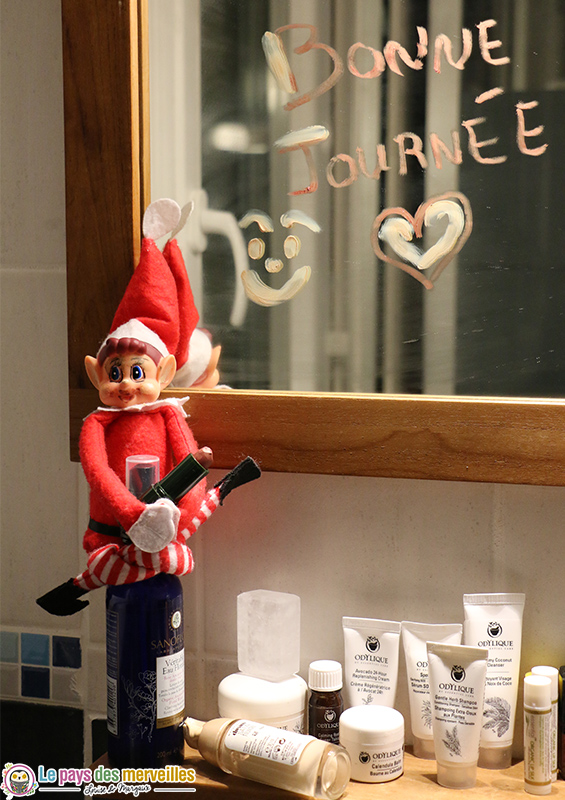 Lutin de Noël dans la salle de bain