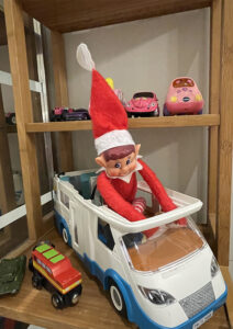 Lutin de Noël sur un tracteur Playmobil