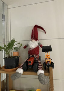 Lutin de Noël sur un tracteur