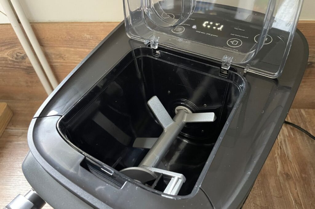 Intérieur de la machine à pâtes Philips noire