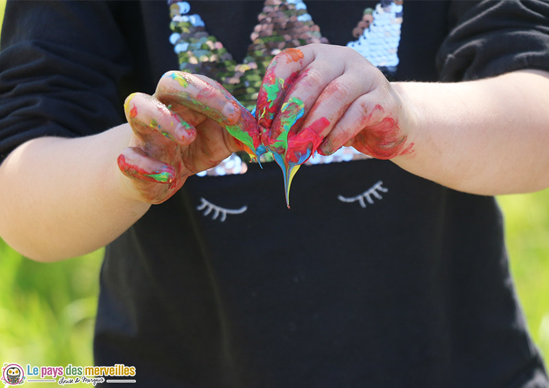 Mélange de peinture aux doigts