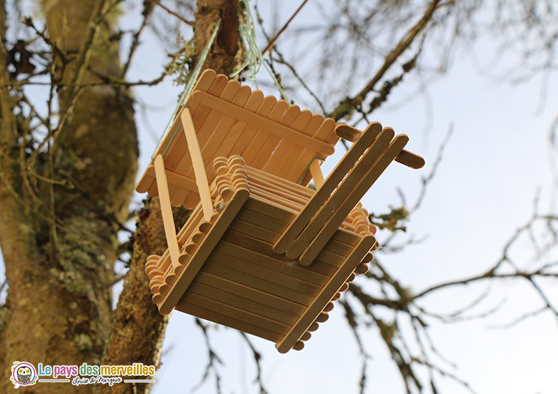 mangeoire avec des bâtonnets en bois