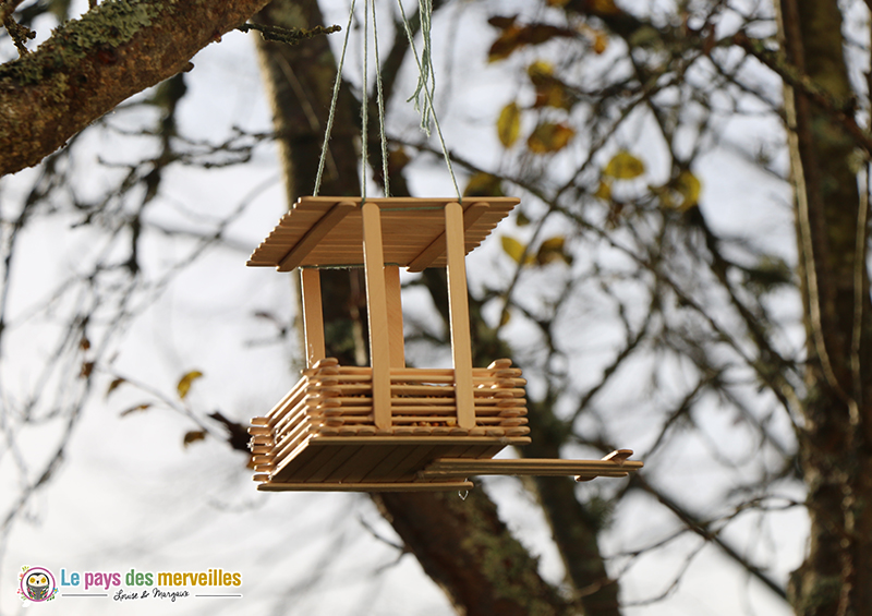 mangeoire avec perchoir bâtonnets en bois