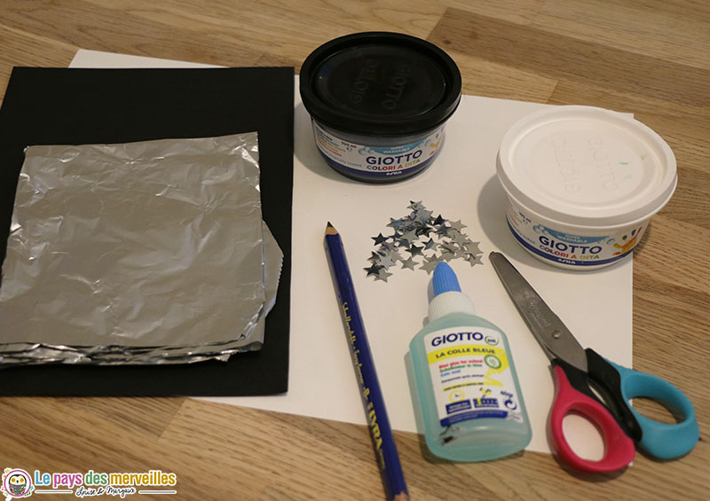 Matériel pour peindre une lune avec du papier aluminium