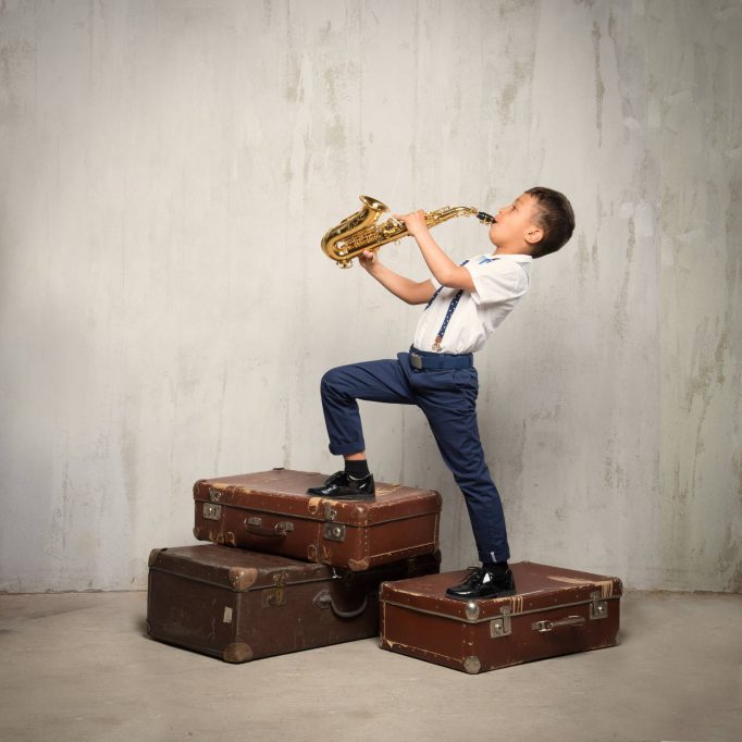 apprentissage du saxophone enfant garçon