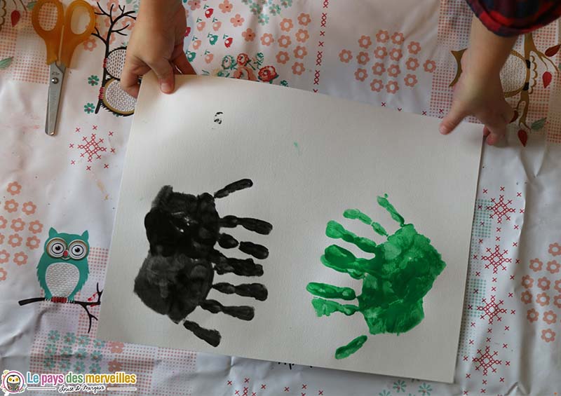 Empreintes de mains enfant de maternelle 