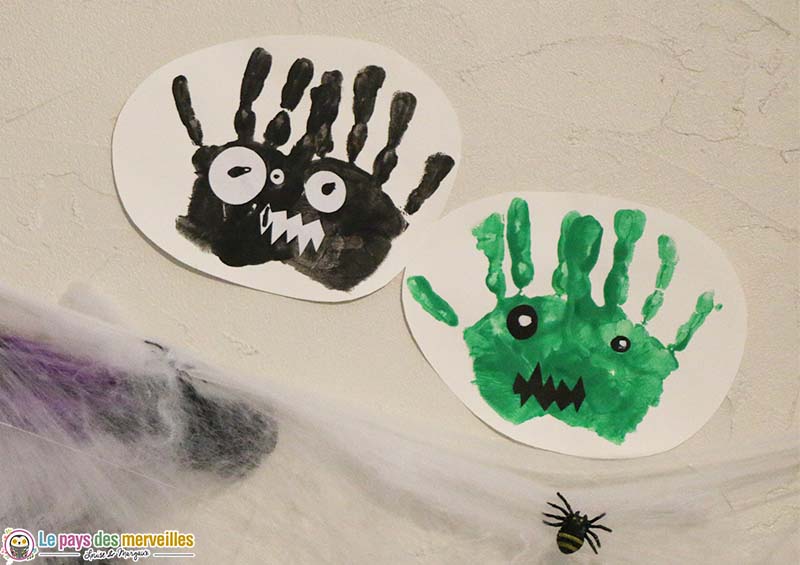 Monstres d'Halloween avec des empreintes de mains en peinture