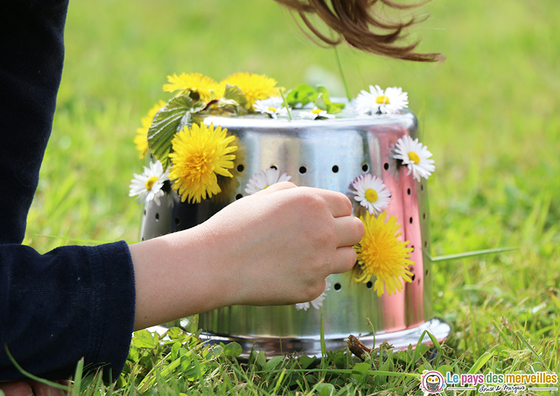 décorer une passoire avec des fleurs