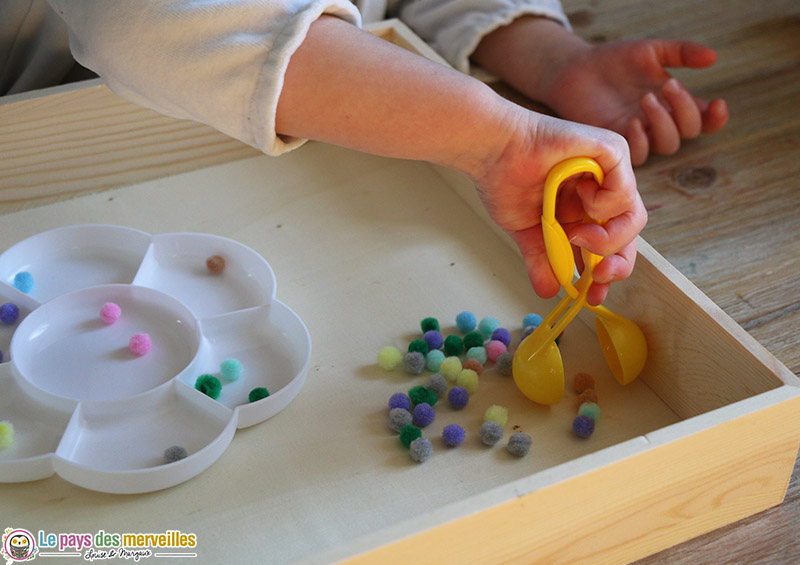 Manipulation de pompons avec une pince boule