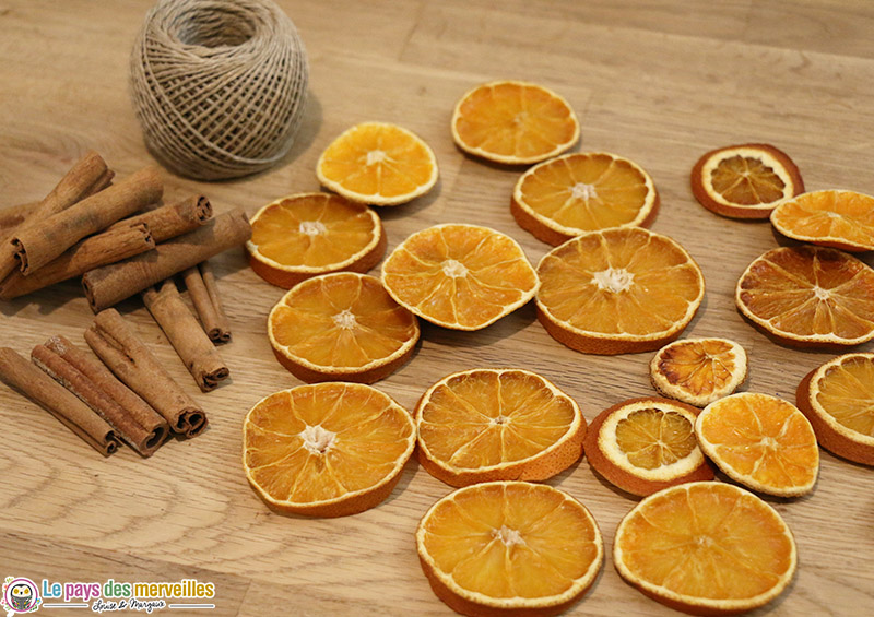 oranges séchées, bâtons de cannelle et ficelle