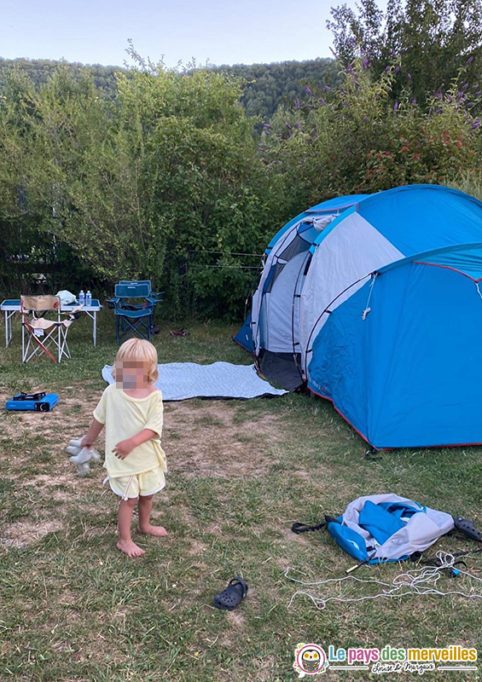 camping en tente avec un tout petit