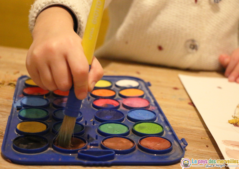 Gros pinceau pour enfant et palette de peinture à l'eau