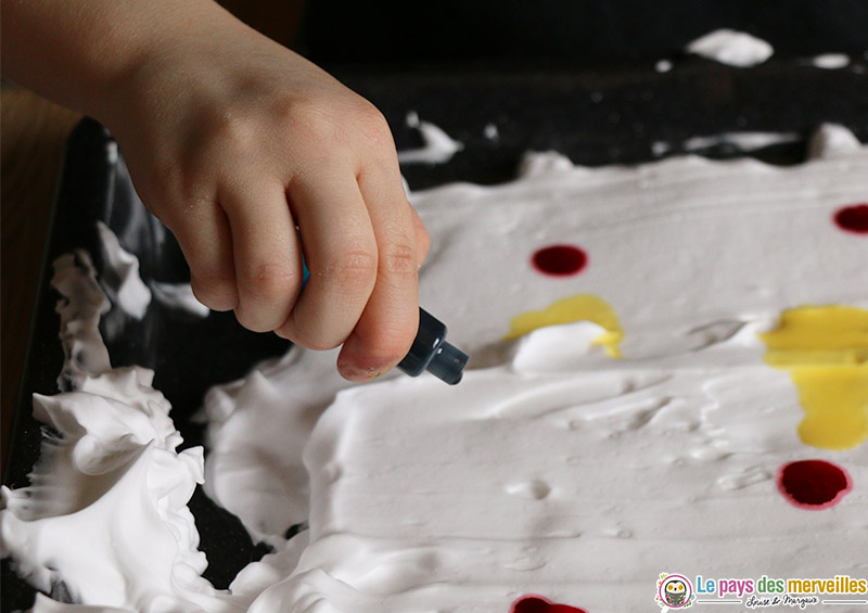 Mousse à raser et colorant alimentaire