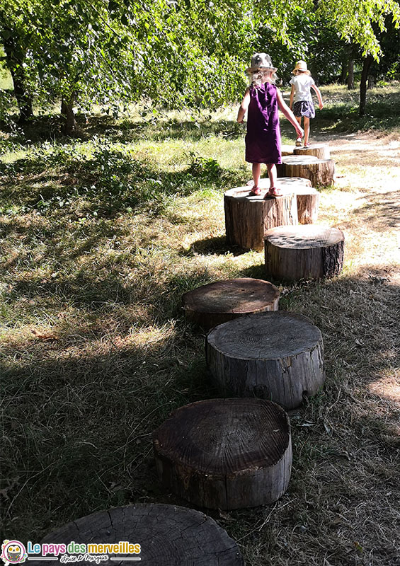 Parcours de motricité avec de grosses bûches de bois 